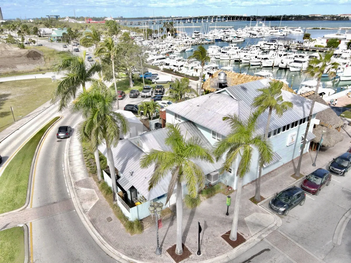 Cobb's Landing restaurant beside Fort Pierce City Marina